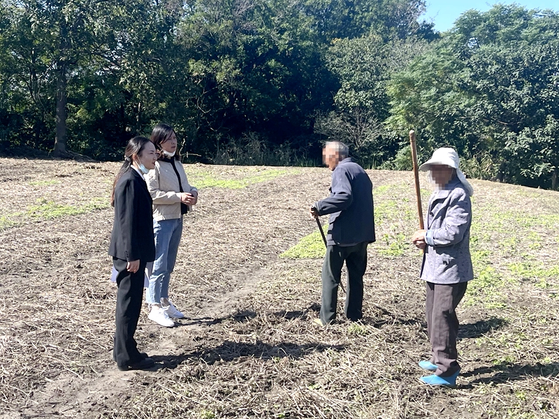 法庭干警深入田間地頭走訪調(diào)查.jpg