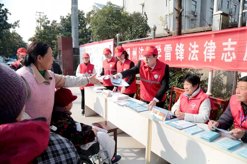 通州法院干警走進(jìn)社區(qū)開展學(xué)雷鋒法律志愿服務(wù)活動.jpg