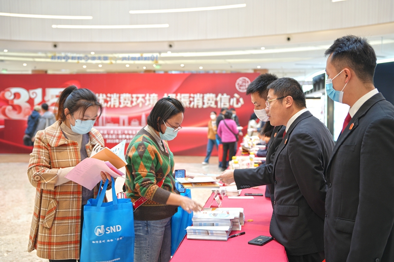 虎丘法院干警向群眾發放手冊，宣傳消費者維權知識3.jpg