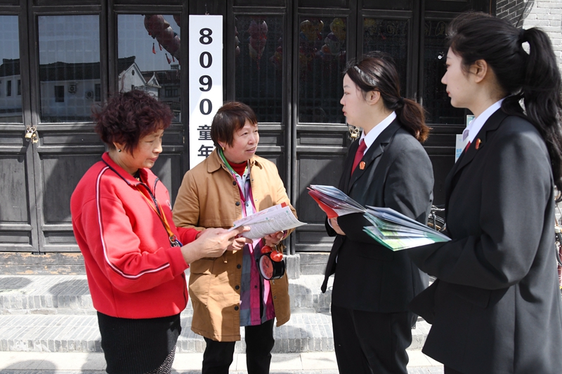 ⑤干警向游客解讀旅游權益保護等法律知識.jpg