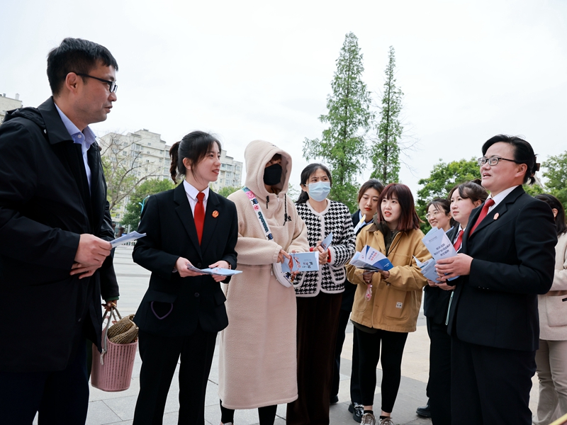 王雨璠攝 新沂法院組織干警在新沂市花廳文化廣場開展以“加強知識產權法治保障 有力支持全面創新”為主題的世界知識產權日法治宣傳活動.JPG