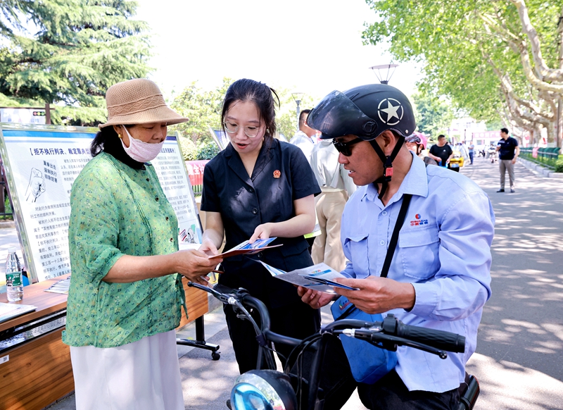 干警們通過懸掛宣傳橫幅、設置法律咨詢臺、發(fā)放宣傳冊等方式，和過往的群眾互動交流，并以典型案例為切入點，詳細講解“失信被執(zhí)行人”的概念以及失信的法律后果、法院依法懲治“老賴”采取的措施，引導群眾主動關心個人信用記錄，形成健康的消費習慣，共建和諧有序的社會信用體系 (3).JPG