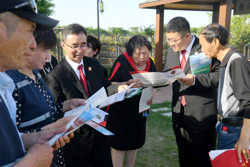 ⑤為古鎮(zhèn)周邊住戶及鄉(xiāng)村健步跑活動(dòng)的參賽選手宣講《民法典》相關(guān)知識(shí).png