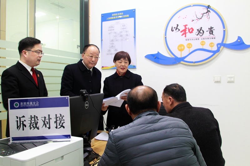 仲裁員聯合法官通過“訴裁調一體化商事解紛中心”，高效化解“訴裁對接”案件。.jpg